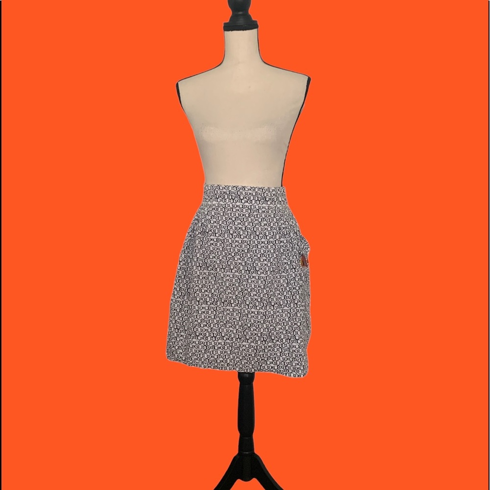 Halloween black and white apron with bows pattern and embroidered cats